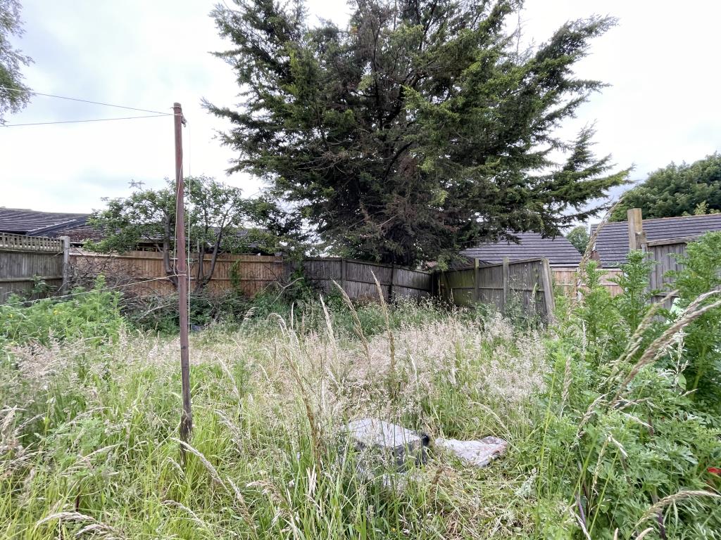 Lot: 85 - HOUSE IN NEED OF IMPROVEMENT - Rear garden at house in need of refurbishment
